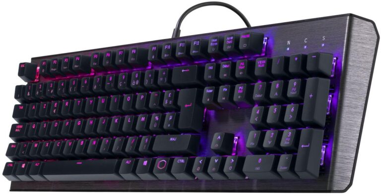 cooler master gk500 : il pose de trois quarts et fait son beau gosse