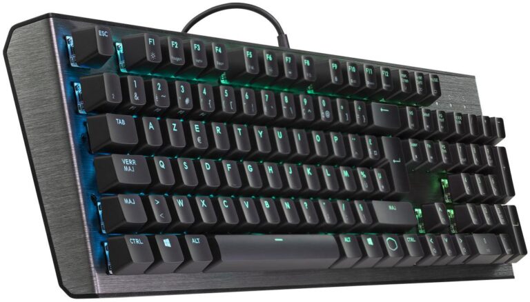 cooler master gk500 : il pose de trois quarts et fait son beau gosse