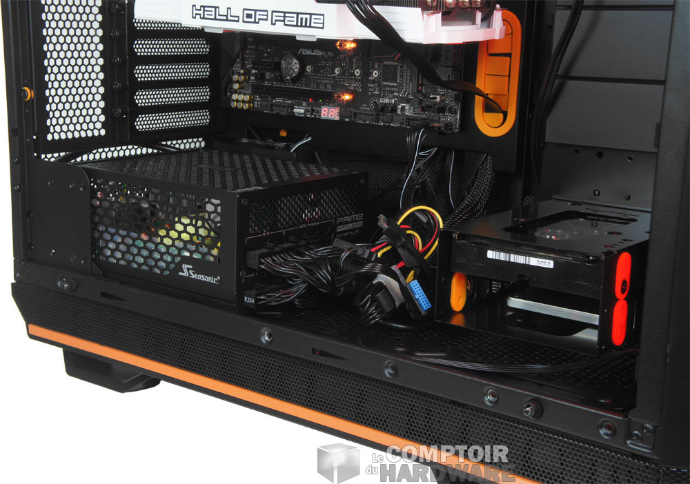 Là, sans le cache. Remarquez le support HDD à l'avant