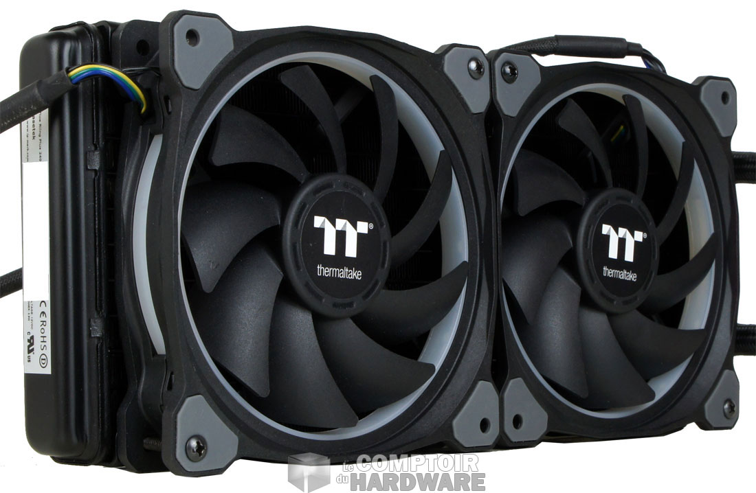 Les deux Riing 12 RGB sur le radiateur