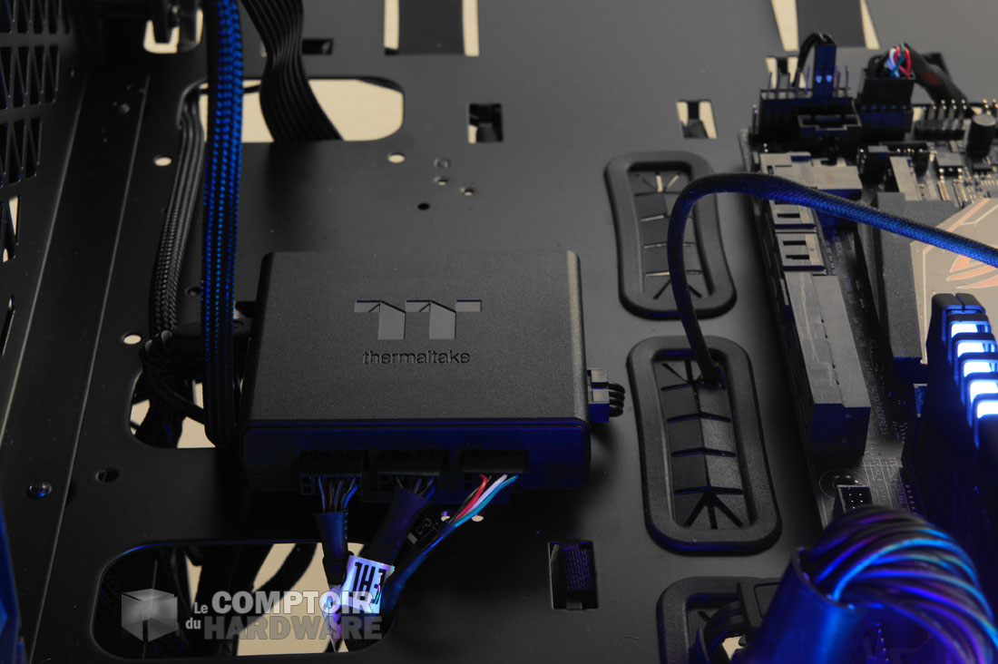 Le boîtier de contrôle, en place dans le PC