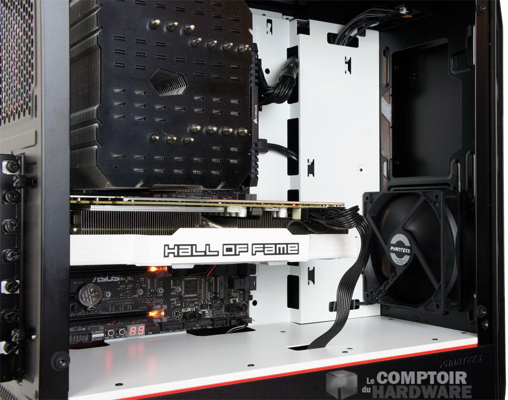 L'intérieur du P350X, blanc immaculé et compartimenté !