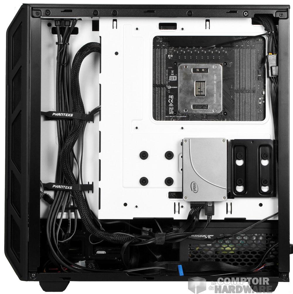 L'arrière du plateau de carte mère ici