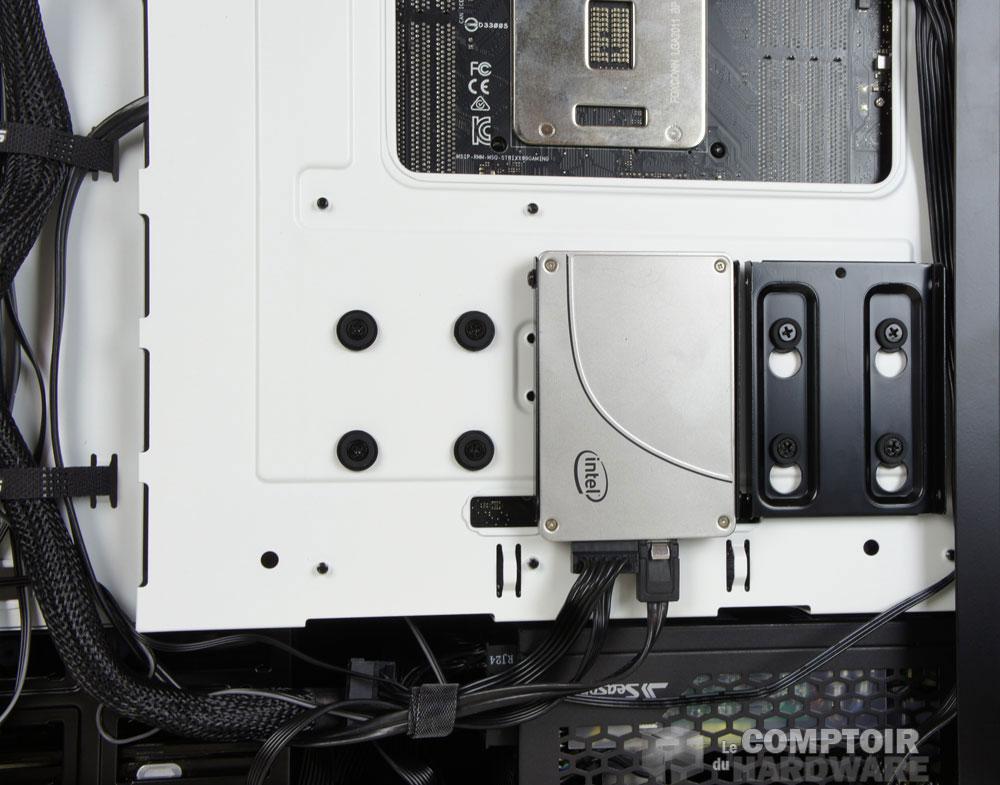 Deux supports de SSD et un emplacement libre pour la 350 !