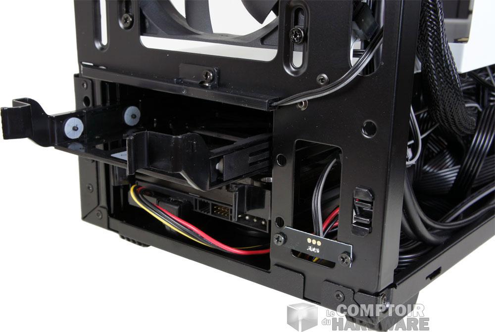 Les supports 3.5" et le connecteur d'alimentation des DEL avants