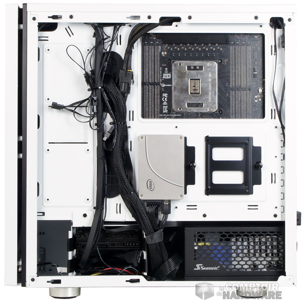 Derrière le plateau, ça manque légèrement d'espace