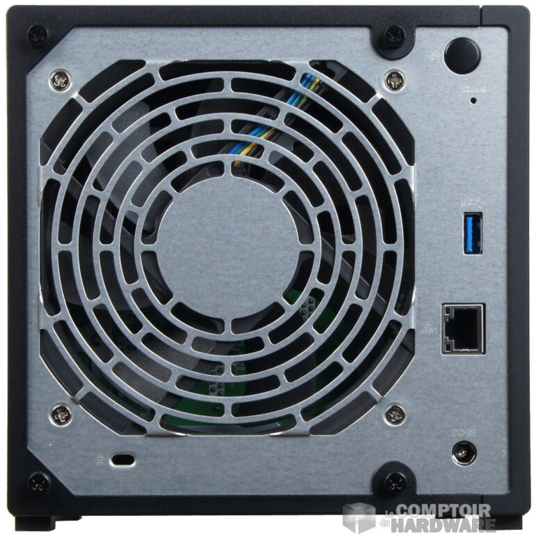 La connectique arrière et le gros 120mm