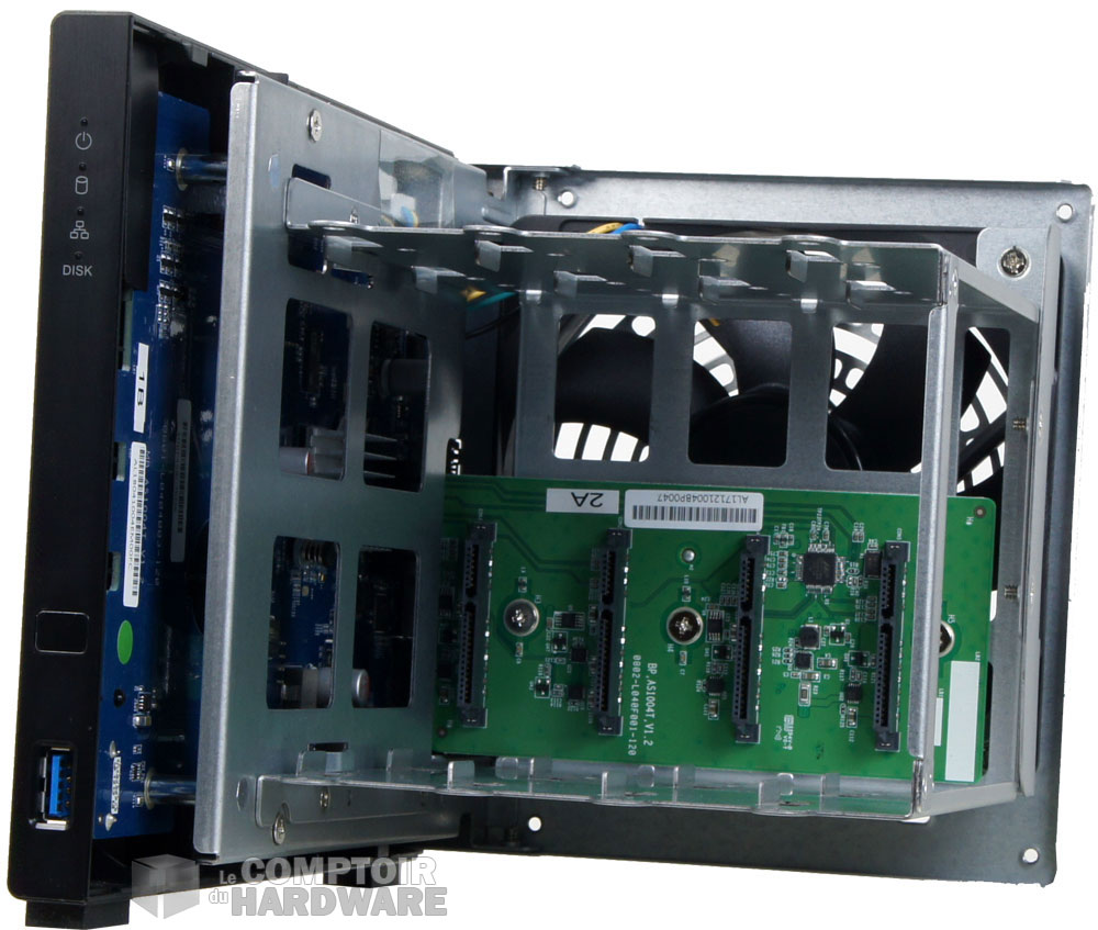 En retirant le capot, on accède aux baies de stockage