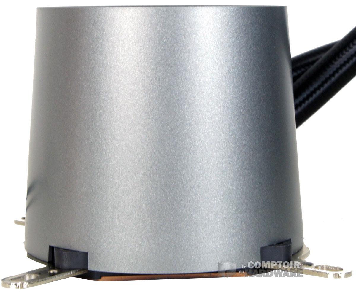 L'imposant bloc pompe du Castle 240 RGB 