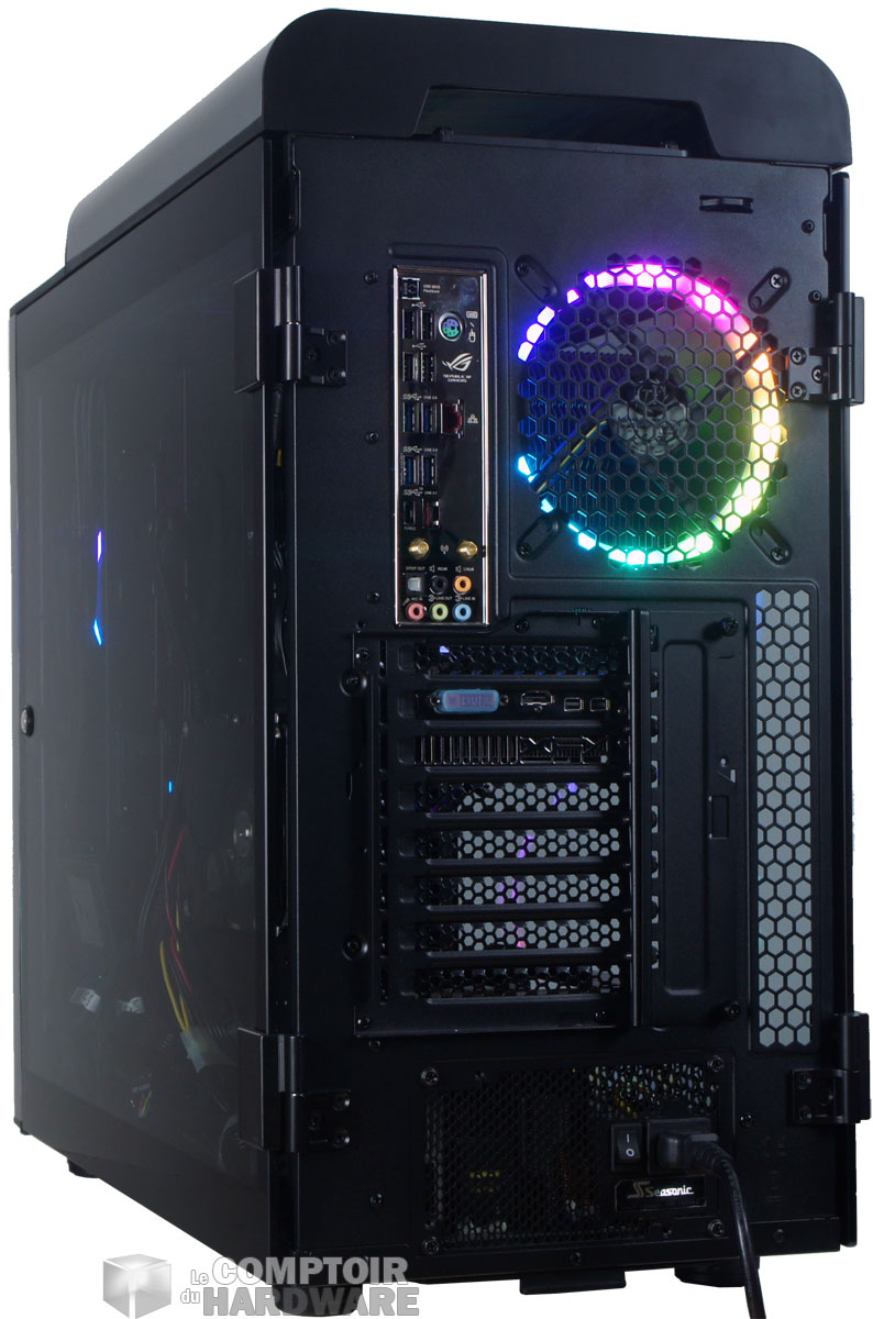 L'arrière du boîtier. Tu le vois le Riing Plus RGB ?