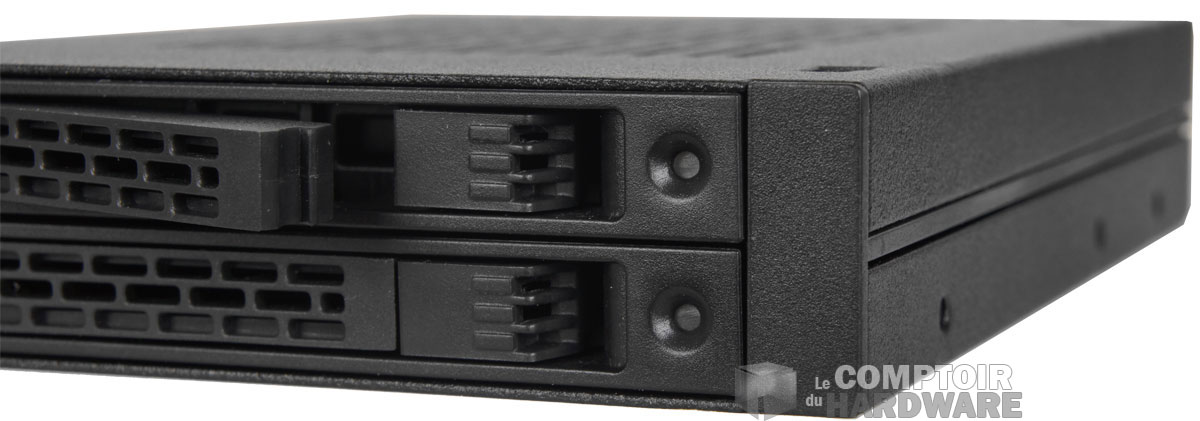 Boutons d'extraction et DELs d'activité sur la façade