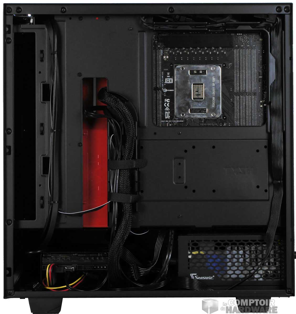 La partie cachée derrière le plateau