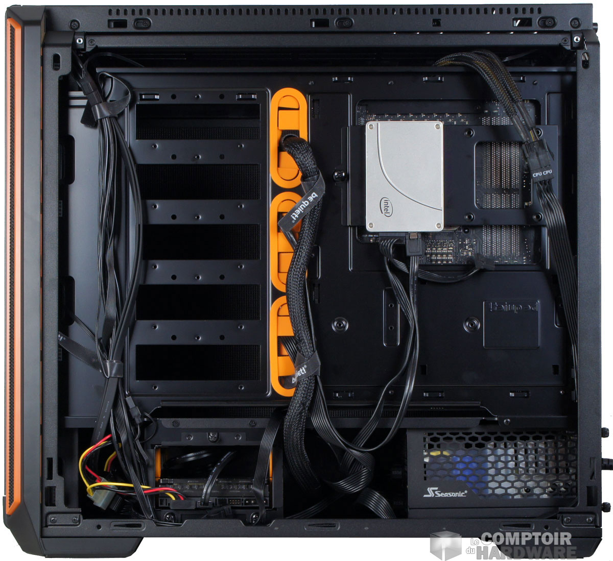 Stockage et rangement des câbles derrière le plateau
