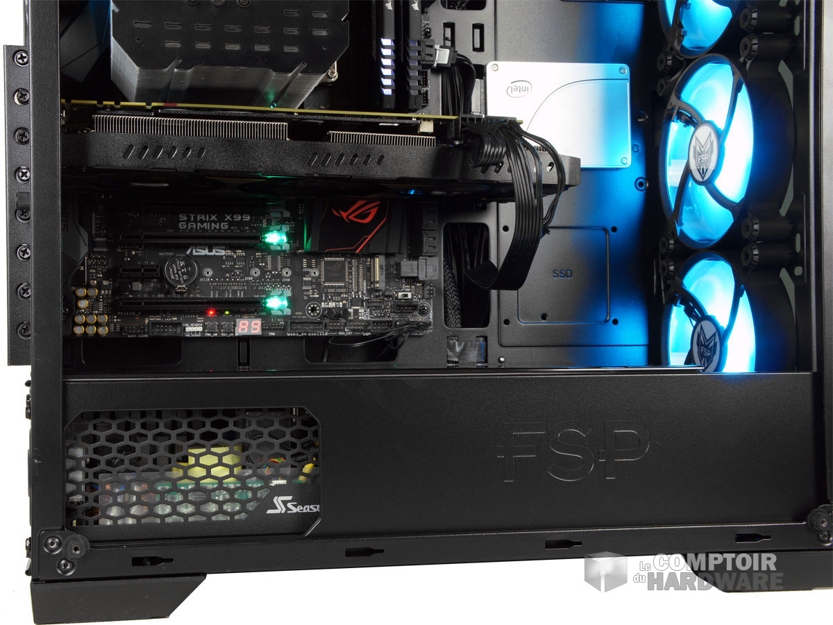 Le fond du boîtier avec son ouverture et le logo embouti