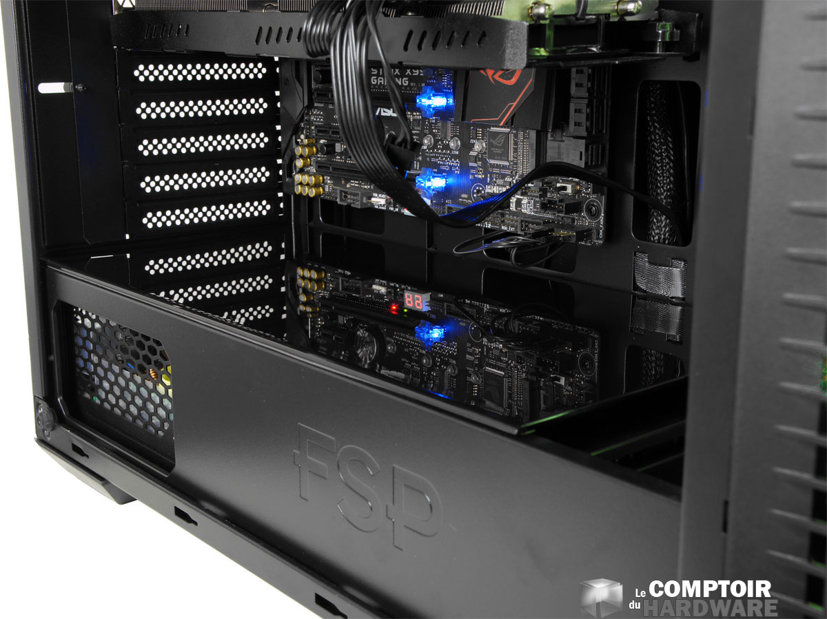 Le cache très glossy sur le bloc d'alimentation