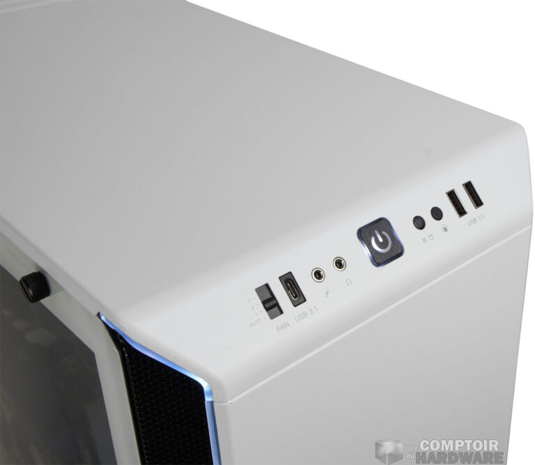Le front panel. Petit détail, le bouton Power possède une finition alu brossé.
