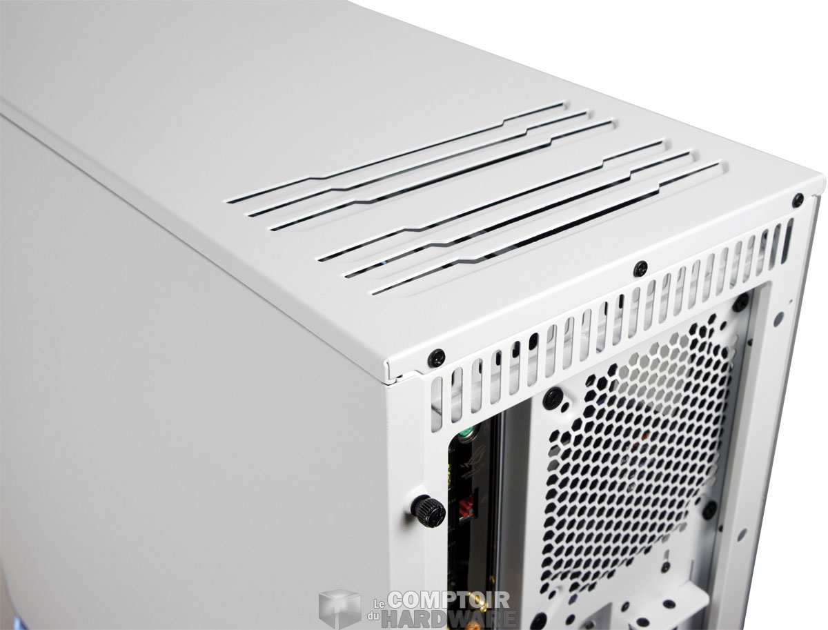 Le dessus du boîtier et ses évacuations d'air chaud.