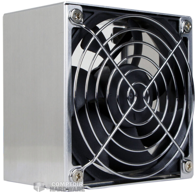 Le capot et le ventilateur du dissipateur CPU