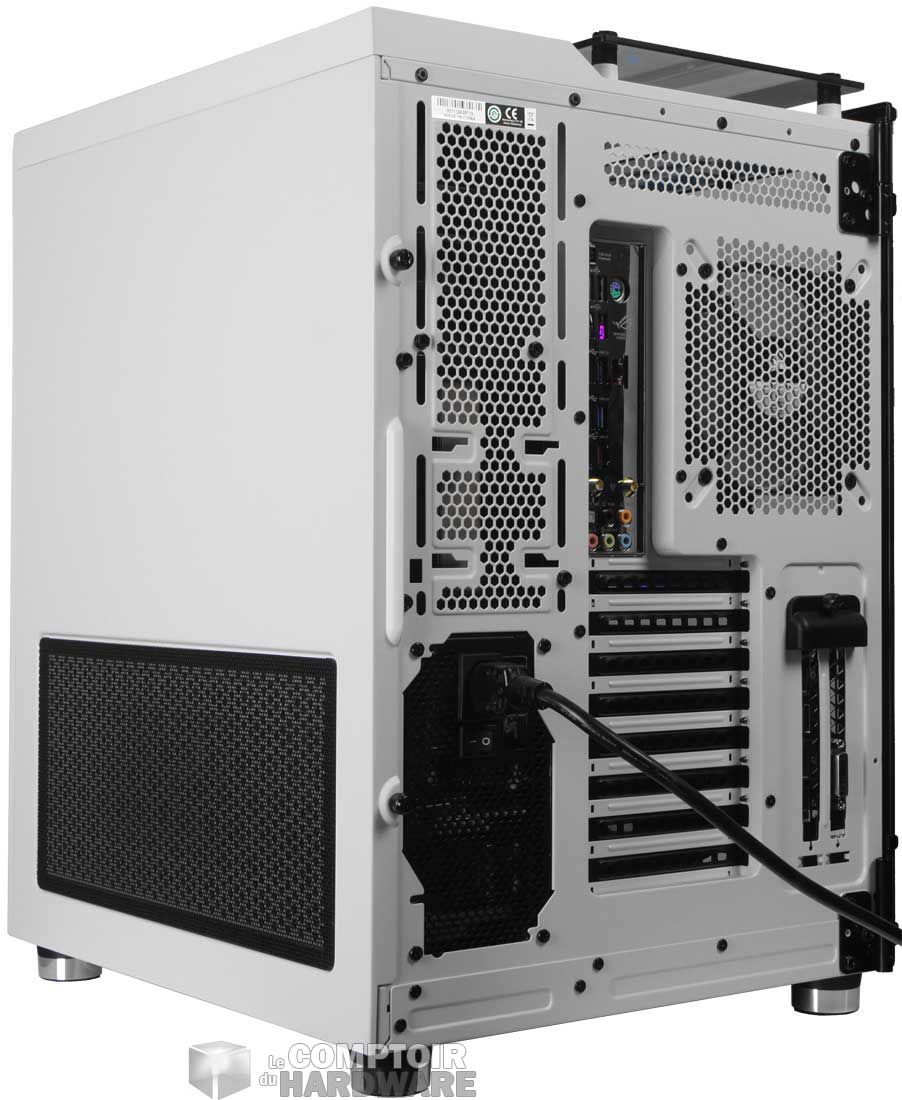 L'arrière du boîtier avec quelques modifications visibles par rapport au Air 740