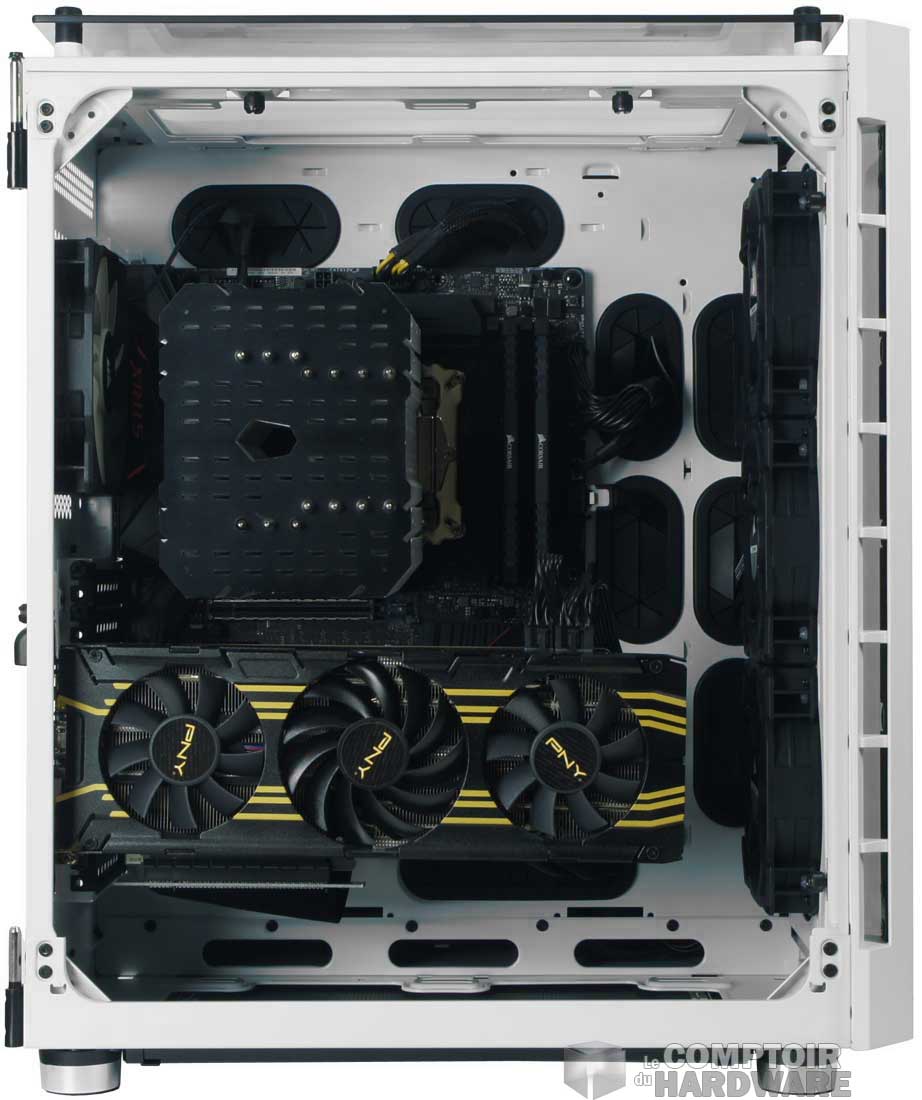 Le panneau se démonte en un tour de tournevis