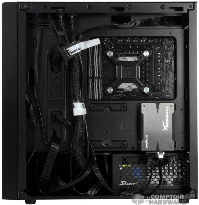 Derrière le plateau, de la place pour les câbles et du stockage