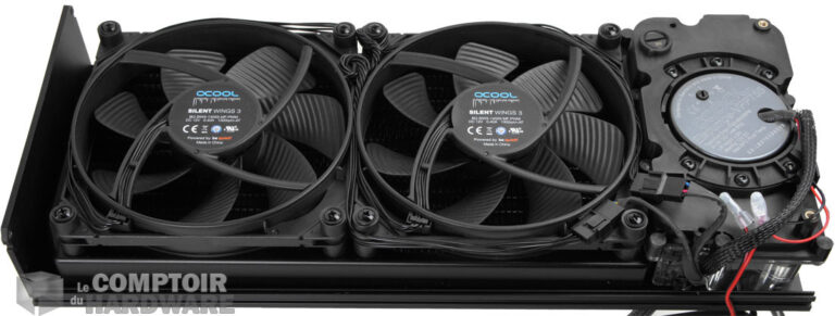 Les deux Silent Wings 140, la pompe et le réservoir intégrés dans le carénage