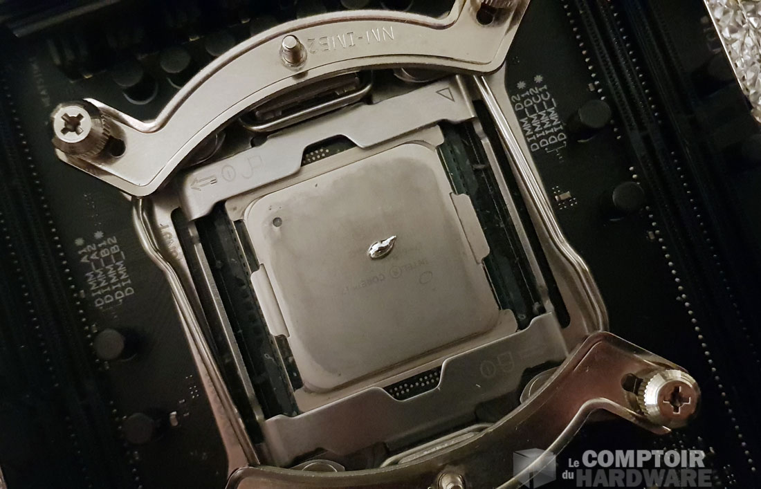 La petite bille au centre, qu'il faudra étaler (Liquid Pro)