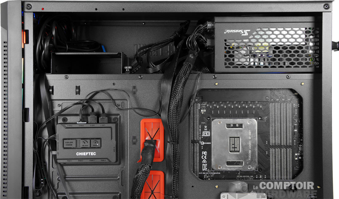 Alimentation en haut, baie HDD aussi !