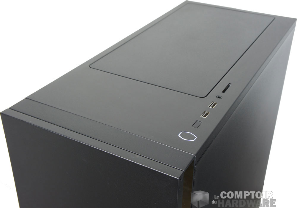 Le haut du boîtier avec la connectique et le cache antibruits