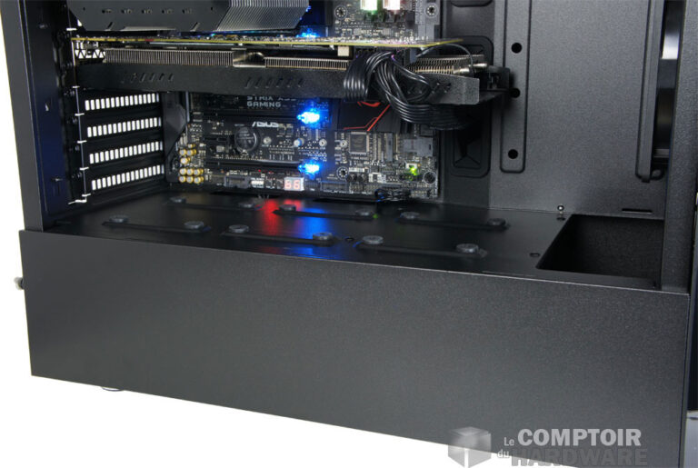 Les emplacements SSD sur le compartiment