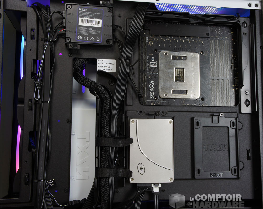 Derrière le plateau, stockage, ventilation et agencement du câblage