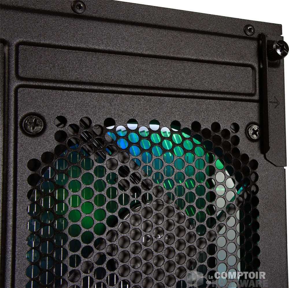 La petite poignée d'ouverture qui fait son apparition