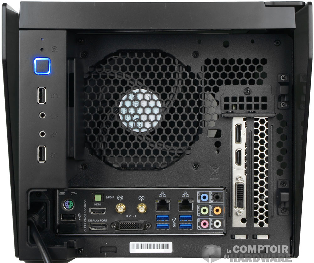 Une fois le cache retiré, on découvre l'emplacement de la carte mère