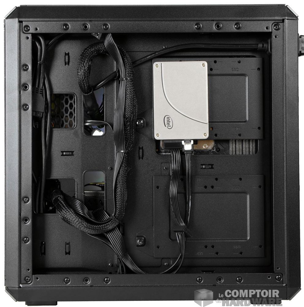 Derrière la carte mère