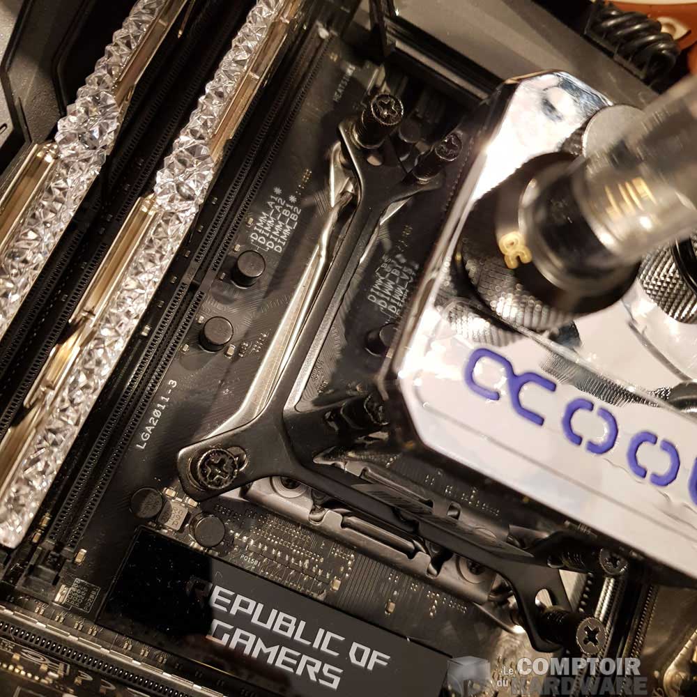 Le support en place sur notre socket LGA-2011-v3
