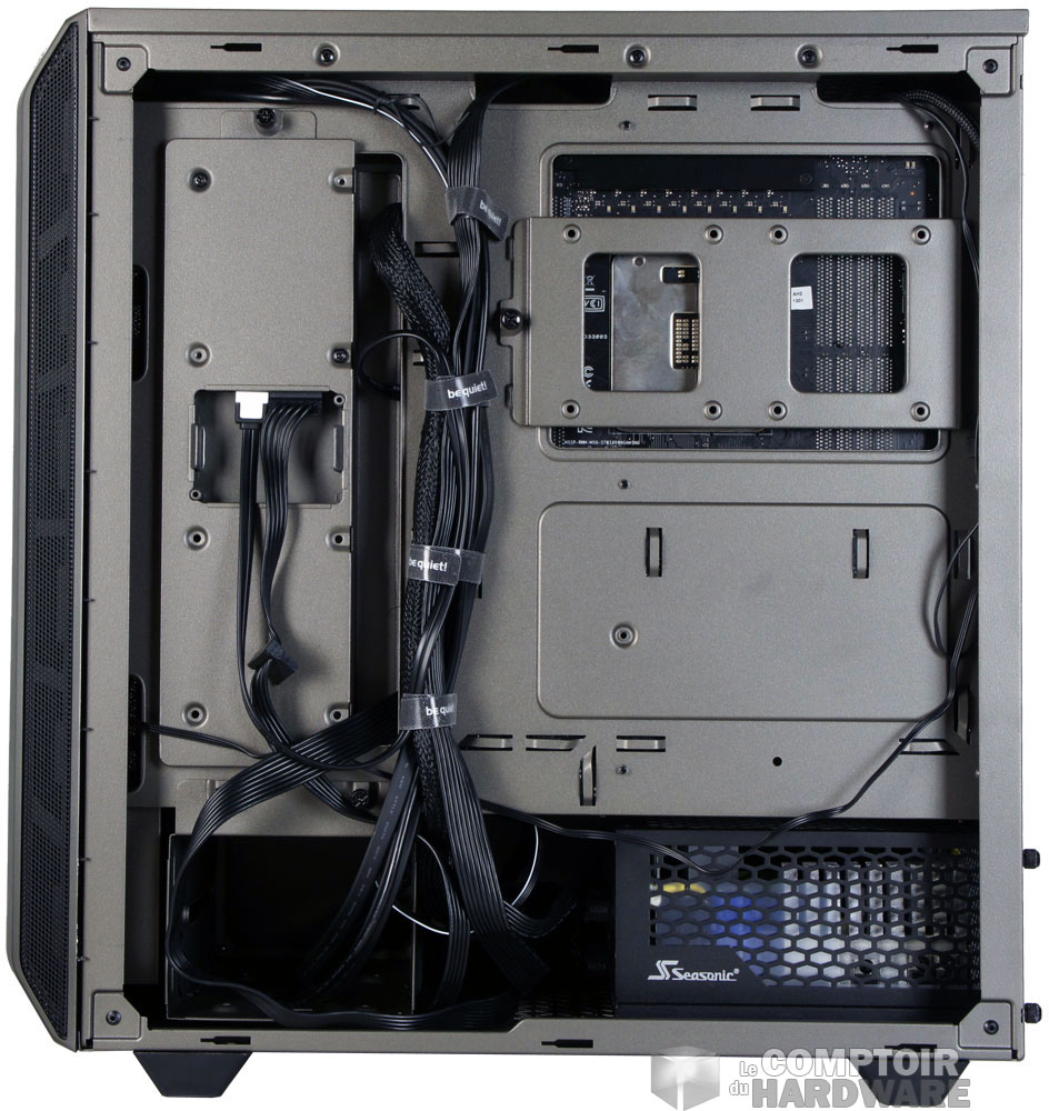 L'arrière du plateau et le support SSD de ce côté