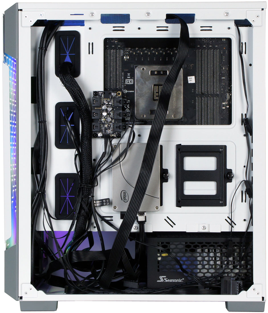 C'est un peu fouillis derrière le plateau, par manque de place