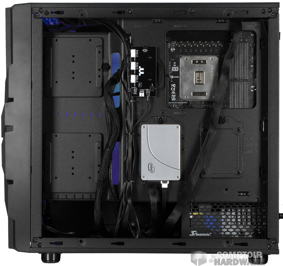 Derrière le plateau du Commander C33