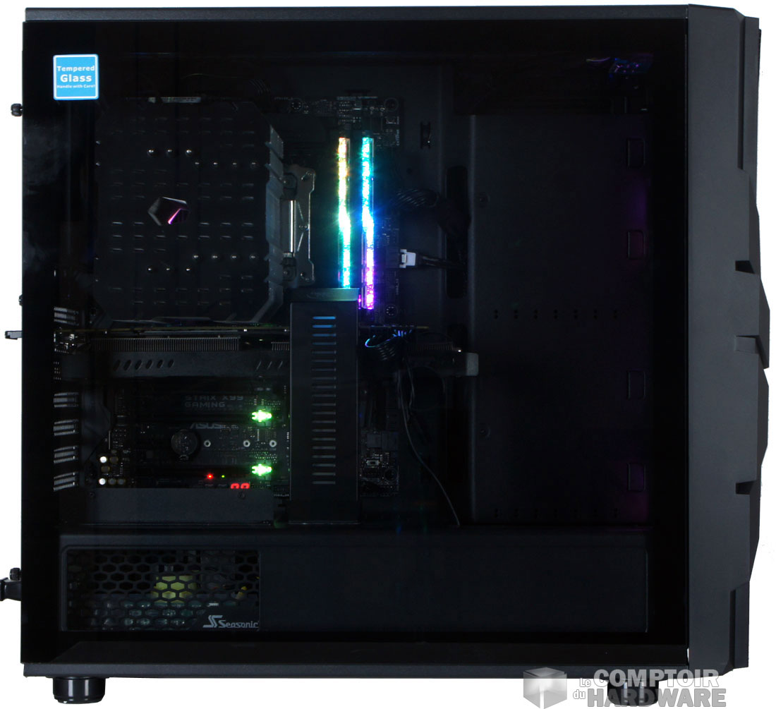 Le panneau vitré du Commander C33