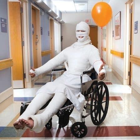 man in body cast chaise roulante