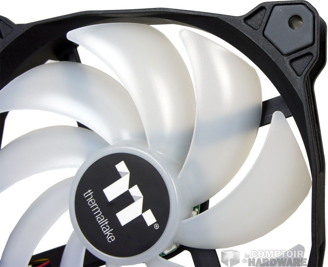 Un cadre solide et des patins antivibrations sur les coins. 