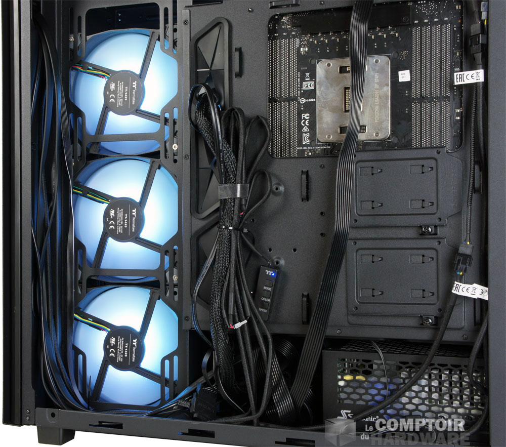 Derrière la carte mère, encore.