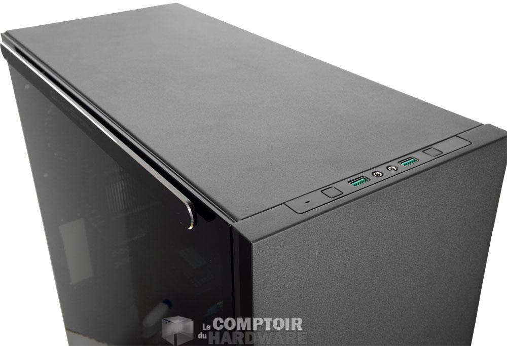 La connectique externe et la barre en alu du panneau vitré