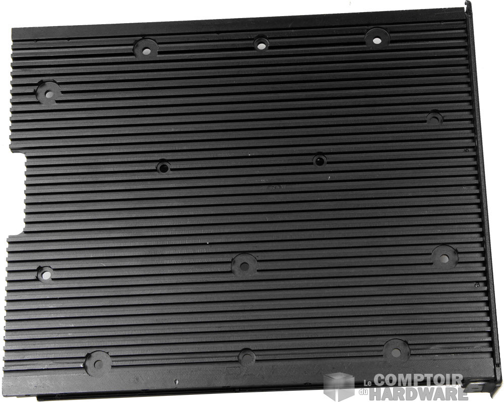 Le radiateur, caché sous le capot du boîtier.