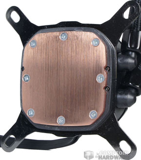 La base, plus large que sur les modèles Asetek, avec toujours cette finition brossée