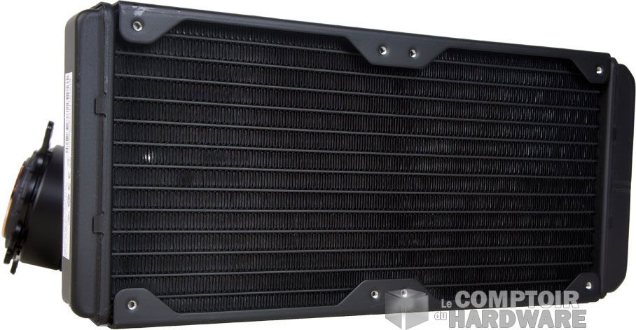 Le radiateur de 240 avec un canal de plus que sur le 360