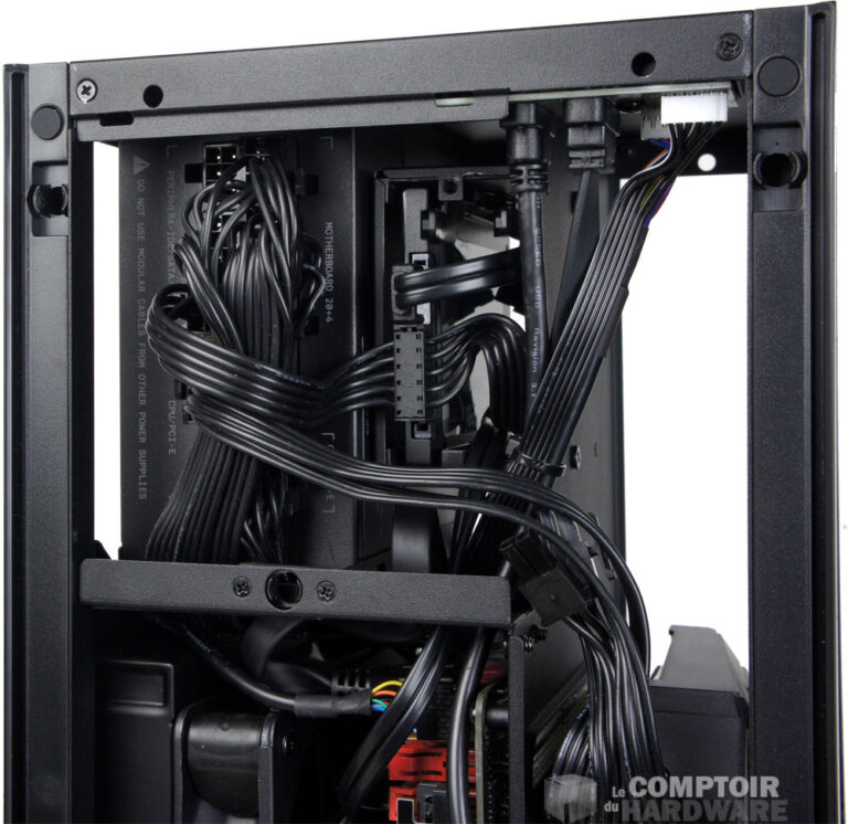 Le câblage et l'espace dédié aux SSD
