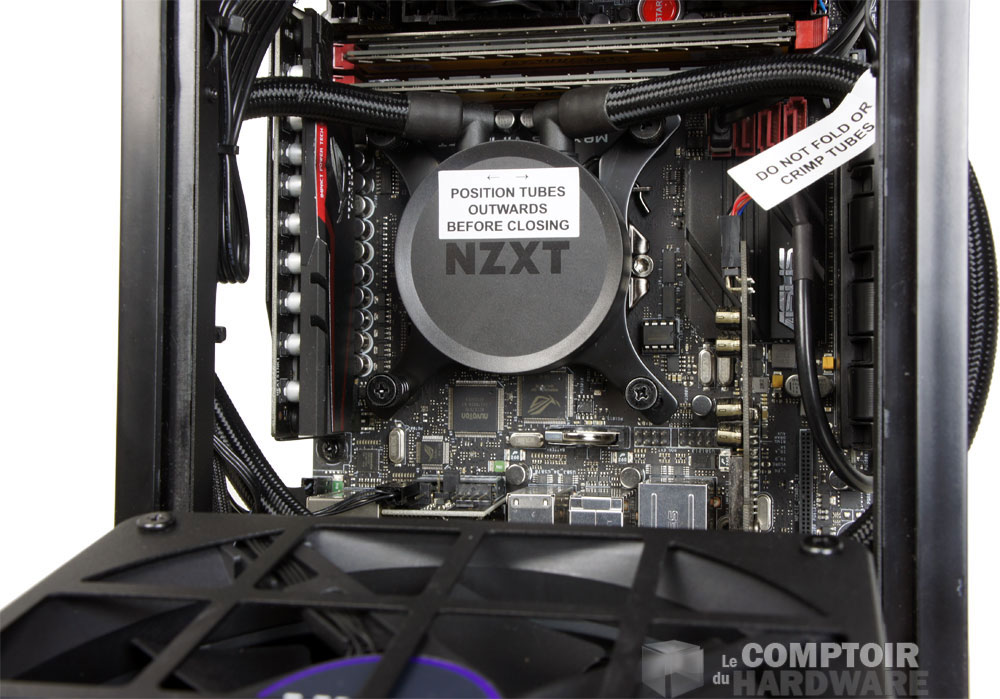 Respectez bien le positionnement des tuyaux avant de fermer la trappe