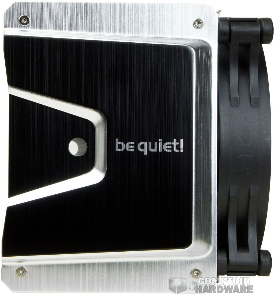 Le haut à la finition brossée et bi-colore