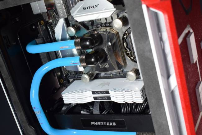 Un watercooling aux courbures généreuses...